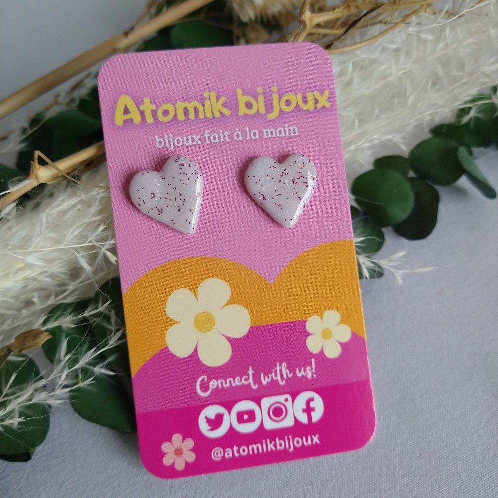 Handmade white polymer clay earrings. Boucles d'oreilles fait à la main